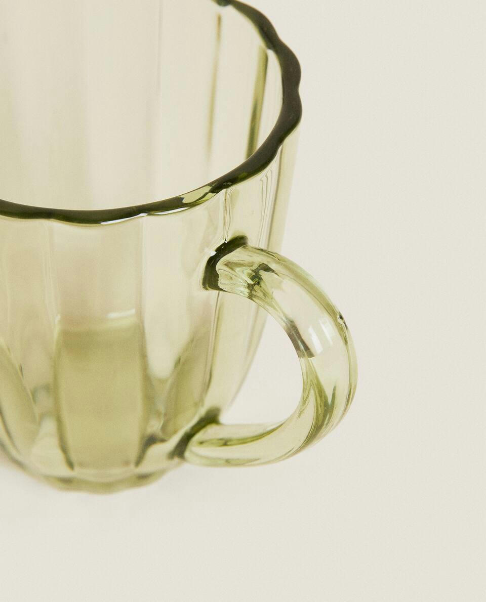 CANECA COM DESIGN EM RELEVO