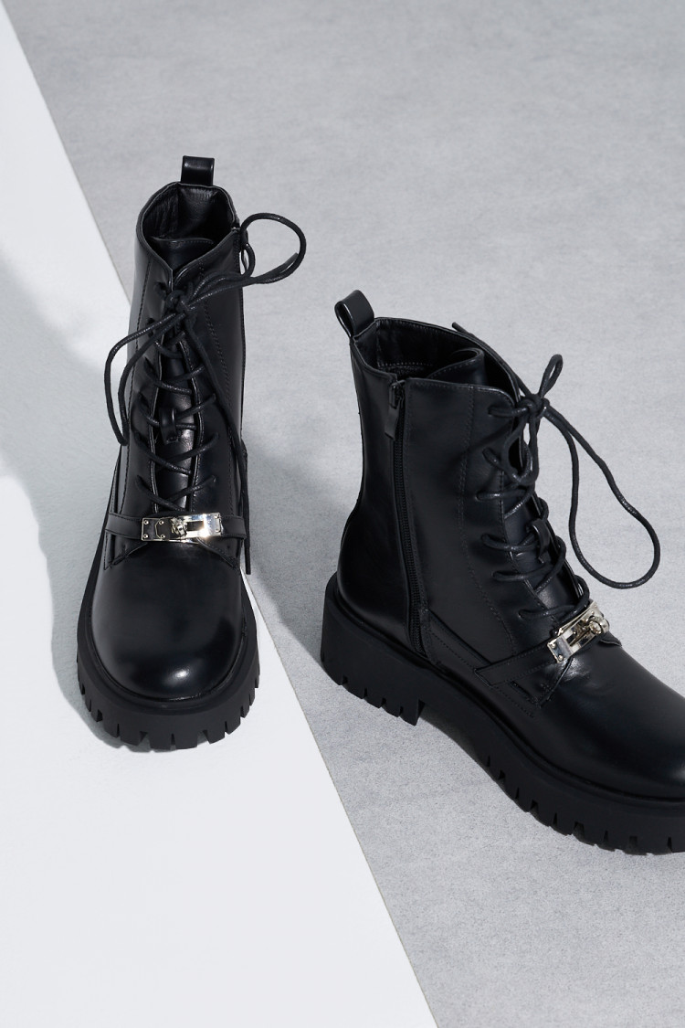 Bottines noires à lacets et crochet argent