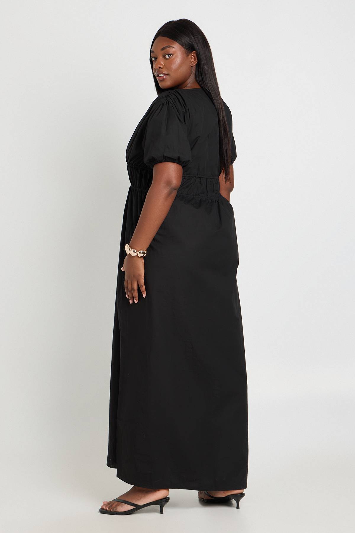 boohoo Robe Maxi Grande Taille À Fronces Et Lien Noué Devant