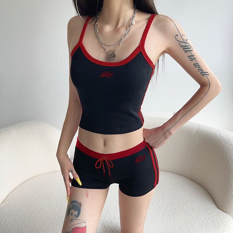 PolkaBella - Set: Gestreepte cropped cami-top met letters + lage taille hotpants