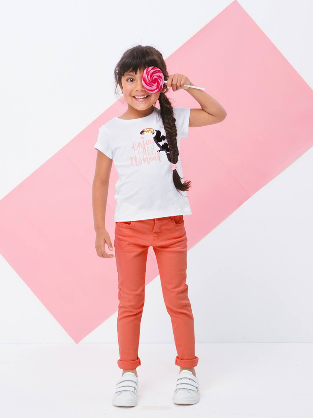 Camiseta infantil com lantejoulas e bordados, lisa, branca clara com estampas.