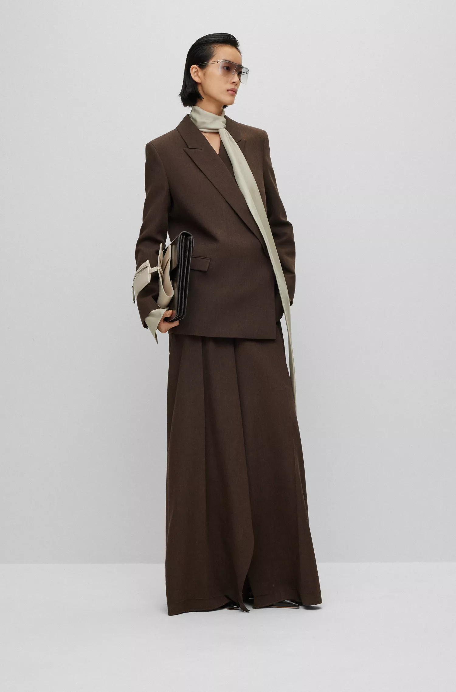 Blazer BOSS preto em crepe de lã virgem com fecho oculto.