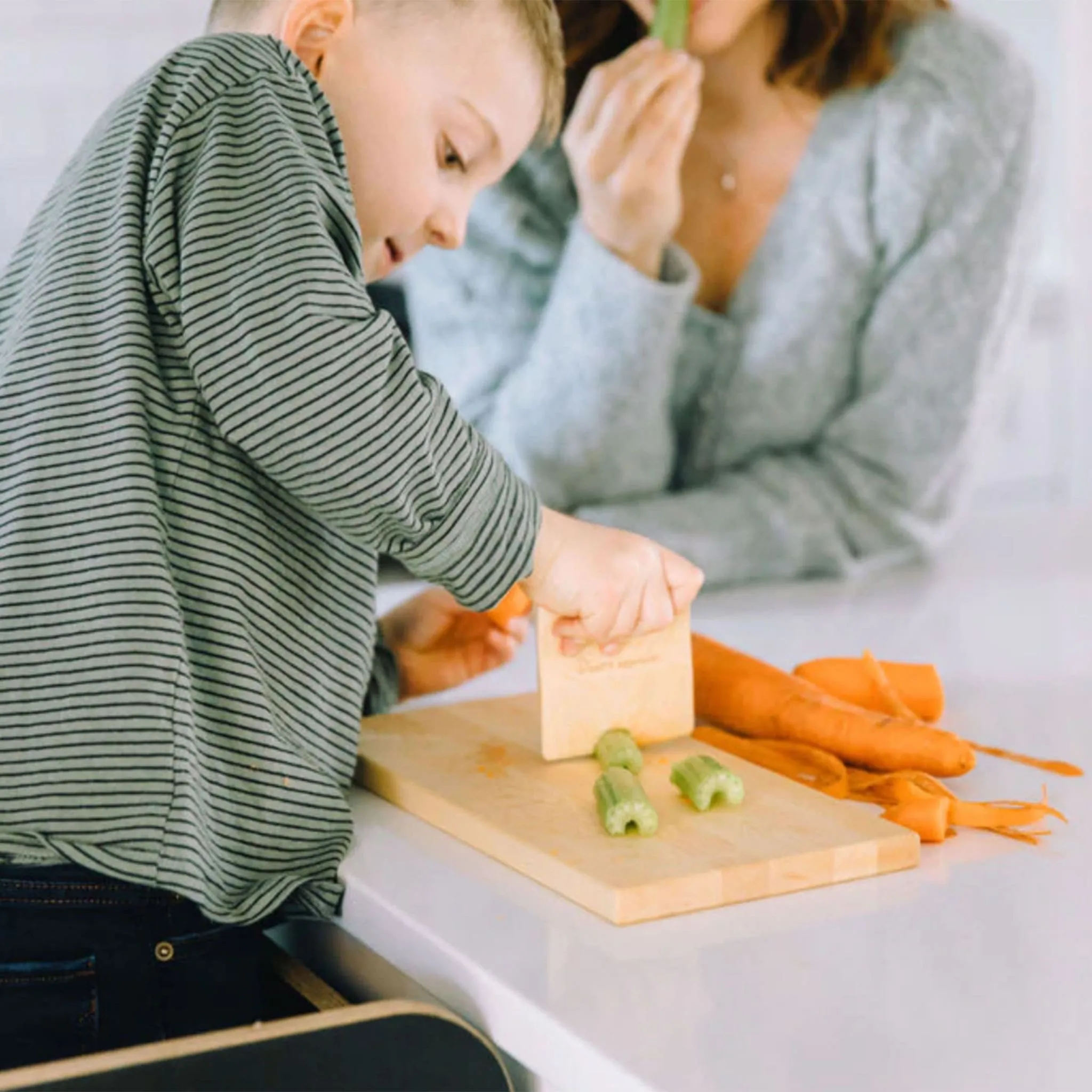 Petit Apprenti Ensemble de Couteau Sécuritaire et Planche à Découper en Bois pour Enfants