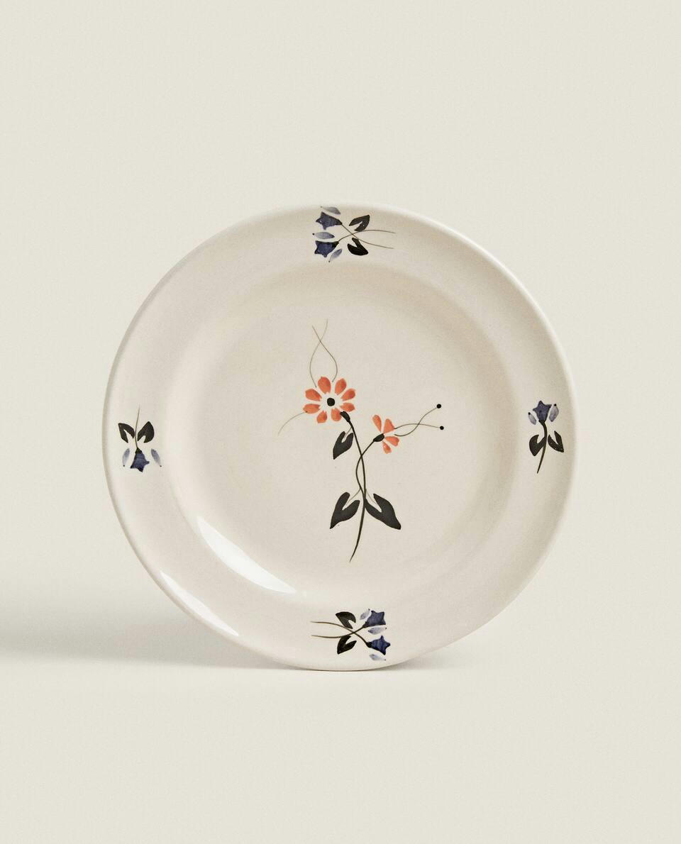 Louça de mesa de barro pintada com motivos florais