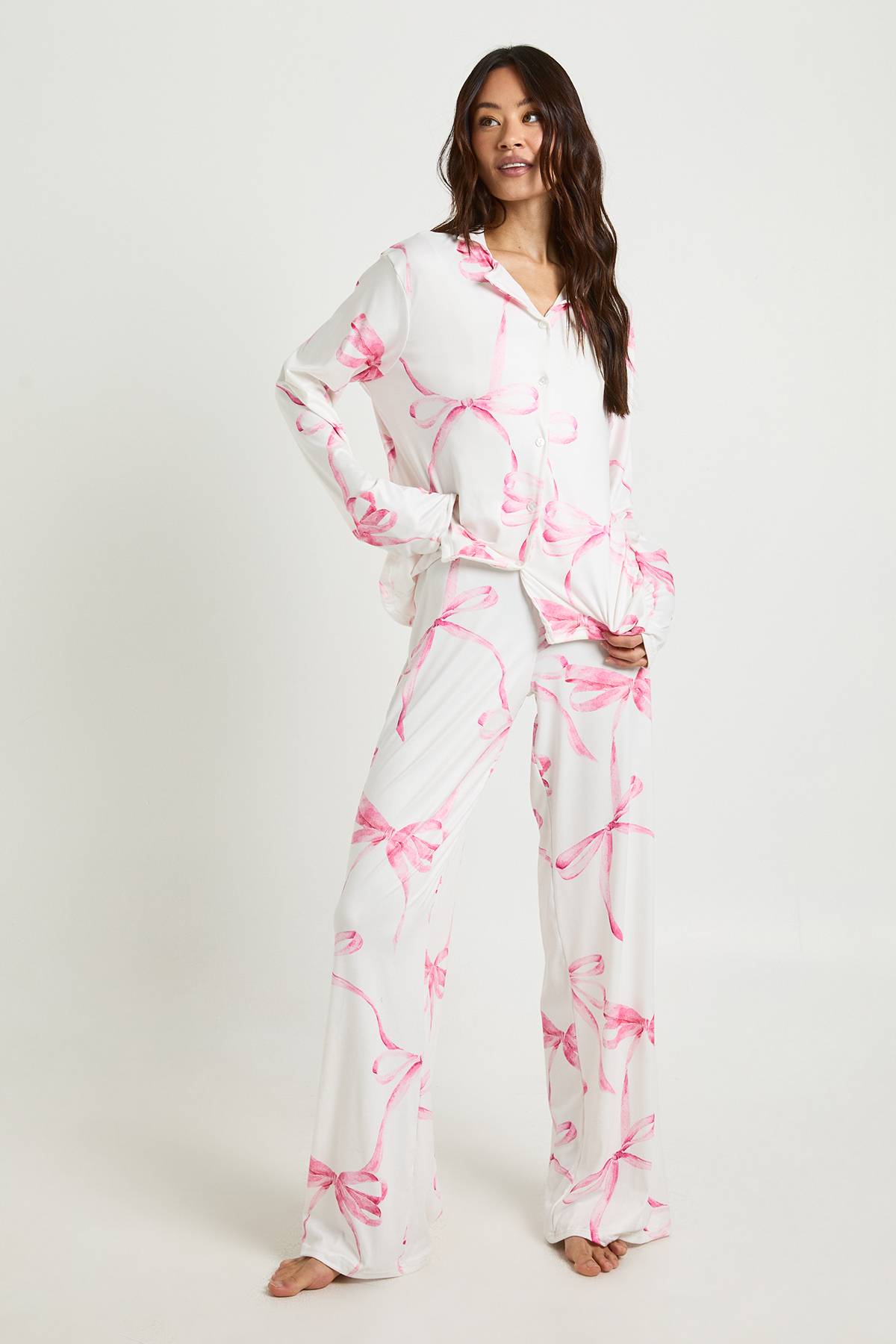 boohoo Ensemble pyjama pour grande taille : haut à manches longues surdimensionné à imprimé nœud et pantalon