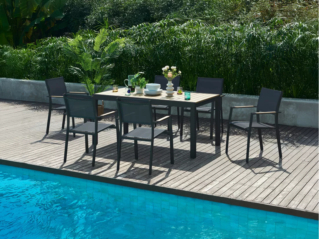 Salle à manger de jardin en aluminium et polywood : une table extensible L.170/230 cm et 6 fauteuils empilables - Naturel clair et anthracite - MACILA de MYLIA