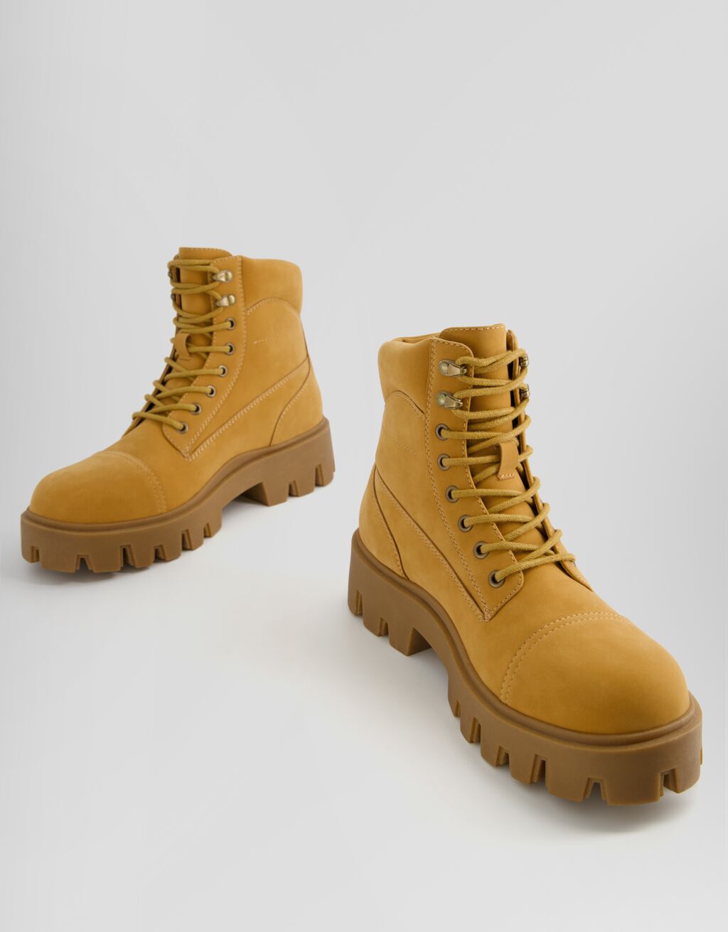 Botas de cano curto com cadarço e sola tratorada para homem