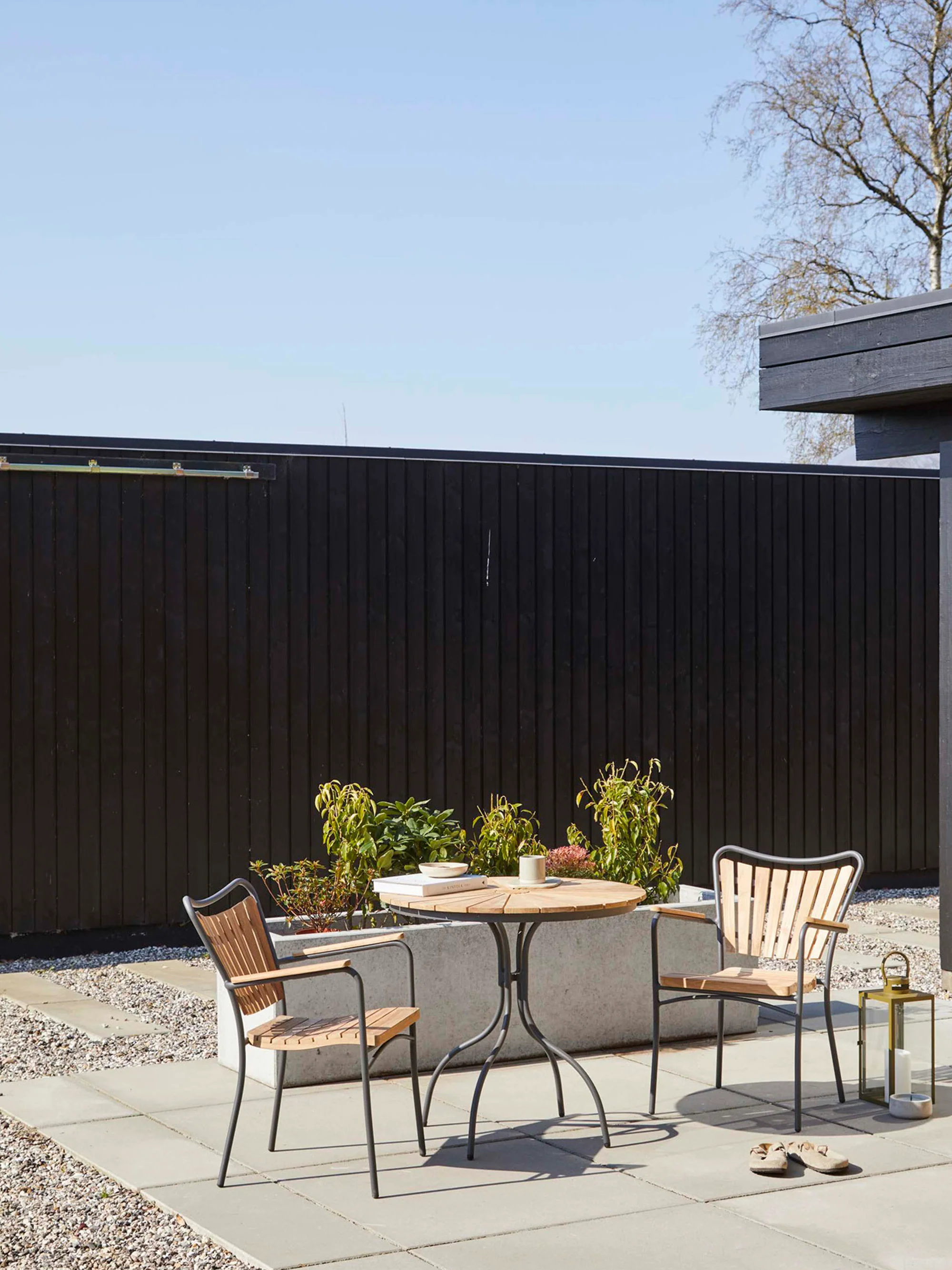Ronde balkon tafel Hard & Ellen met teakhouten tafelblad