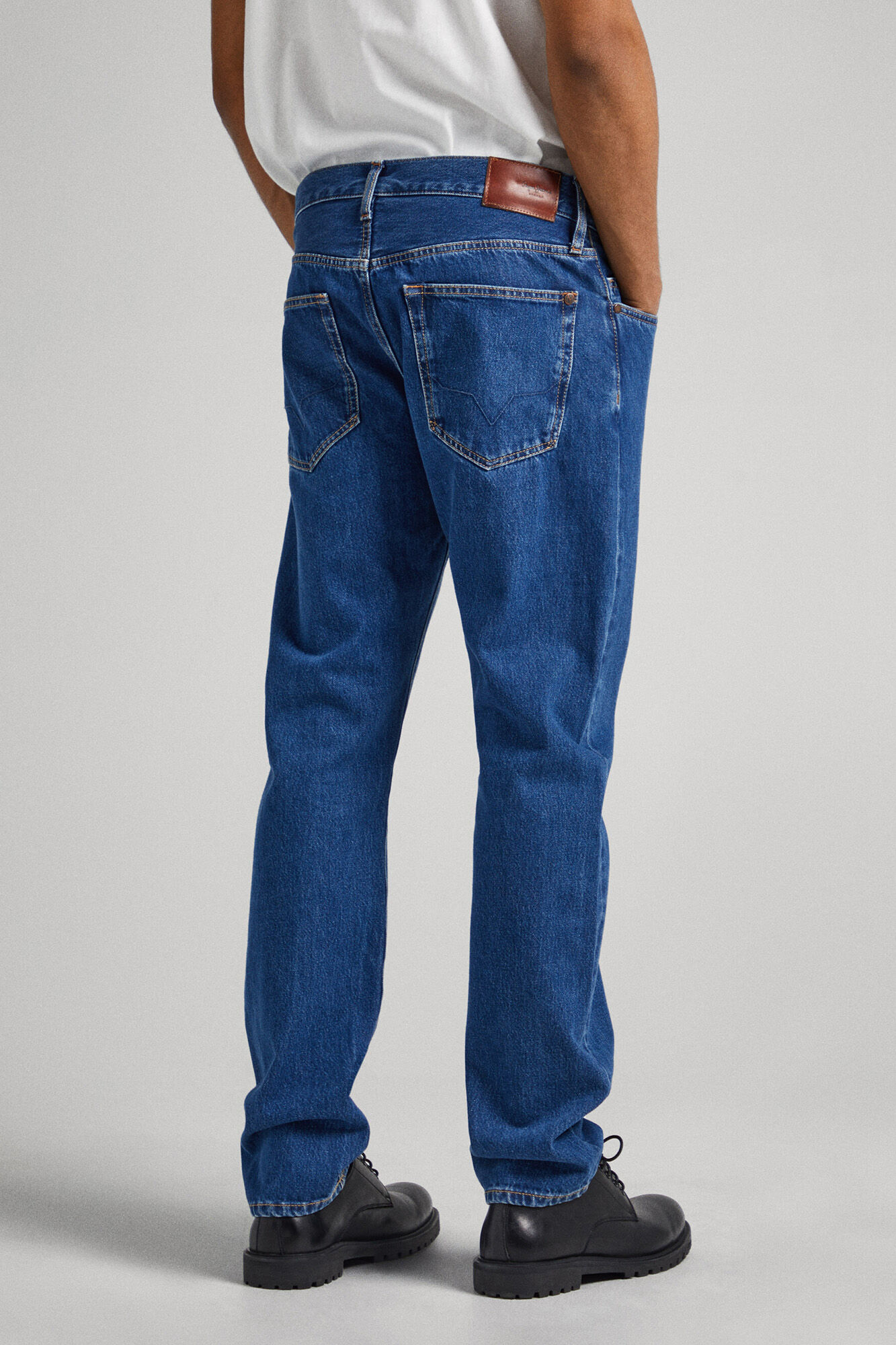 Calça jeans Byron, modelagem relaxada, cintura média.