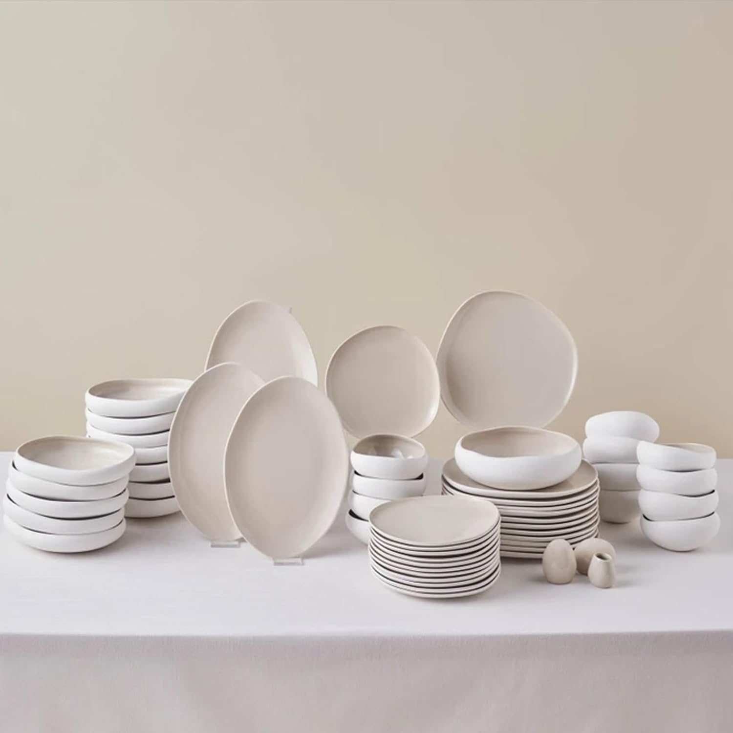 Karaca Earth Collection New Cupid 55-teiliges Steinzeug-Geschirrset für 12 Personen, Cremefarbene Teller- und Schüssel-Set, spülmaschinen- und gefrierschrankfest, Komplettes Geschirrset