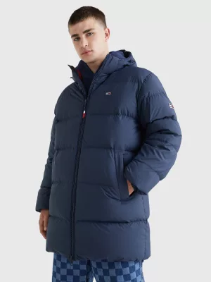 Parka essencial com capuz e enchimento de plumas, corte casual.