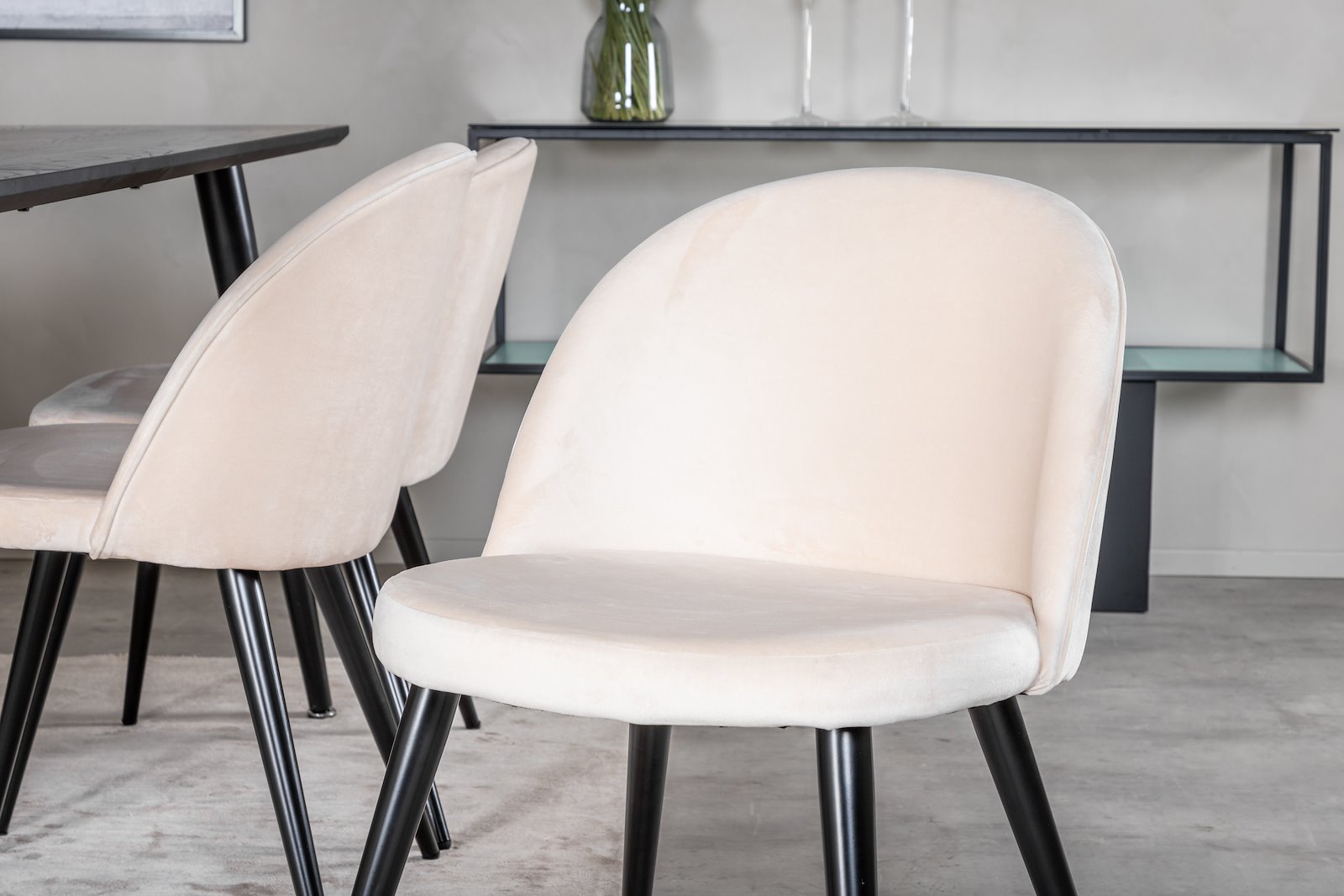 Dipp og Velvet Spisegruppe Dipp spisebord i sort finér med 6 stk. Velvet spisestoler i Beige fløyel og sorte ben.