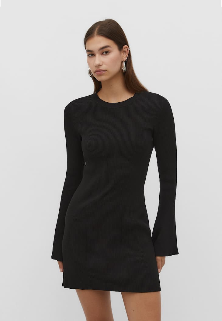 Vestido curto com mangas em formato de sino