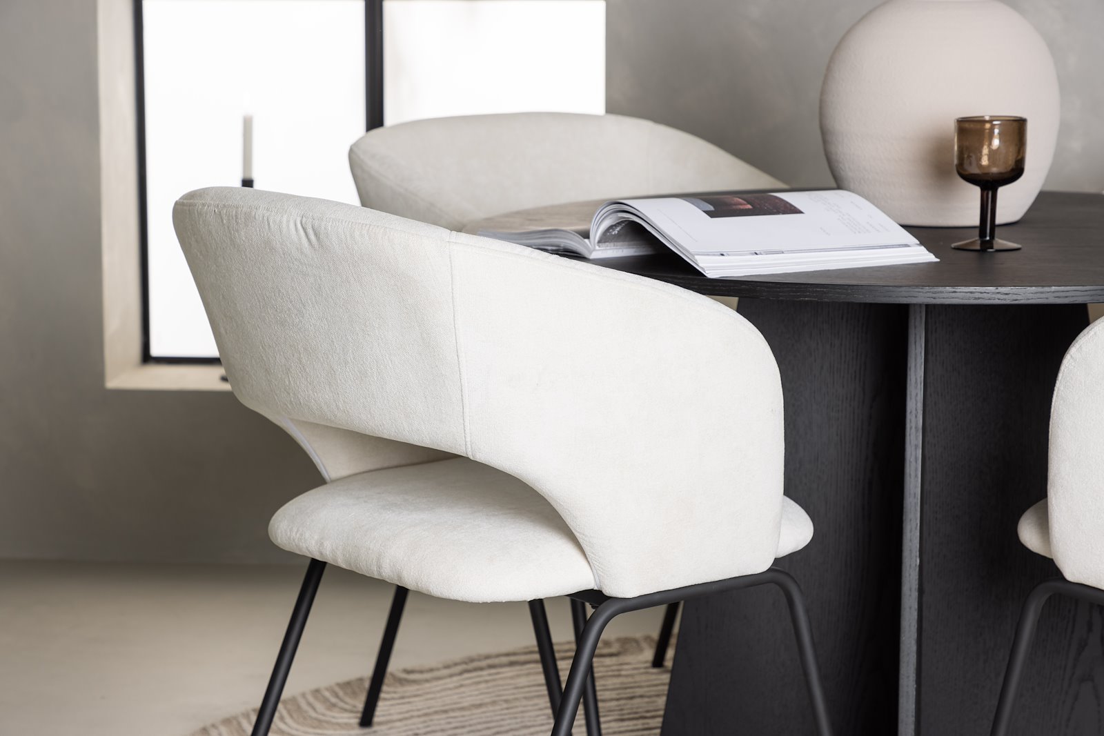 Bootcut og Day Spisegruppe Bootcut rundt spisebord ø110cm i sort med 4 stk. Day spisestoler i White og metal understell.