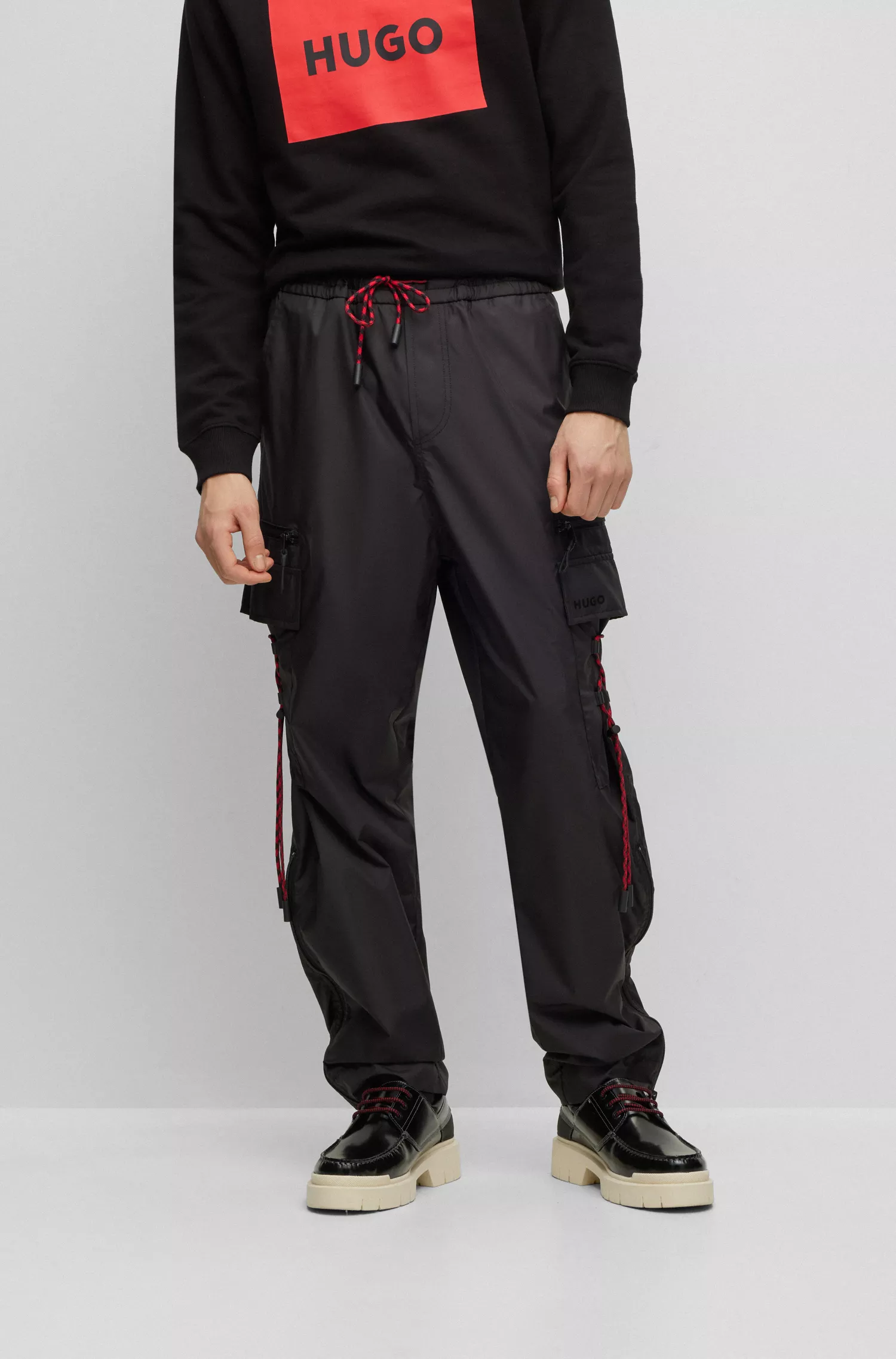 Calça cargo HUGO vermelha em tecido ripstop reciclado com estampa do logotipo