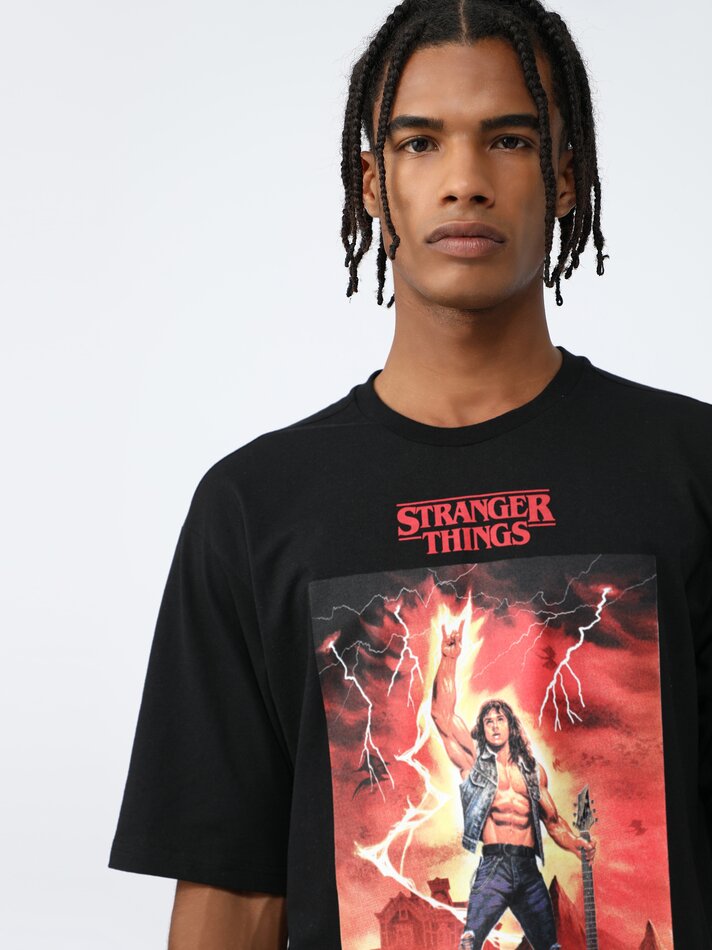 Camiseta estampada de Stranger Things - Netflix. - Preta