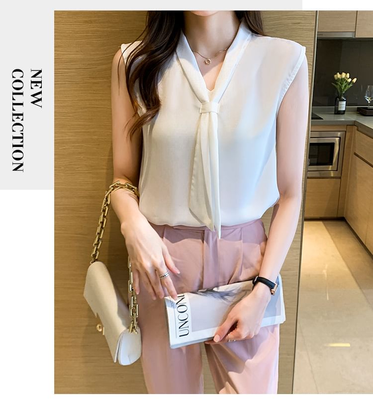 Superduper - Mouwloze blouse met strikhals