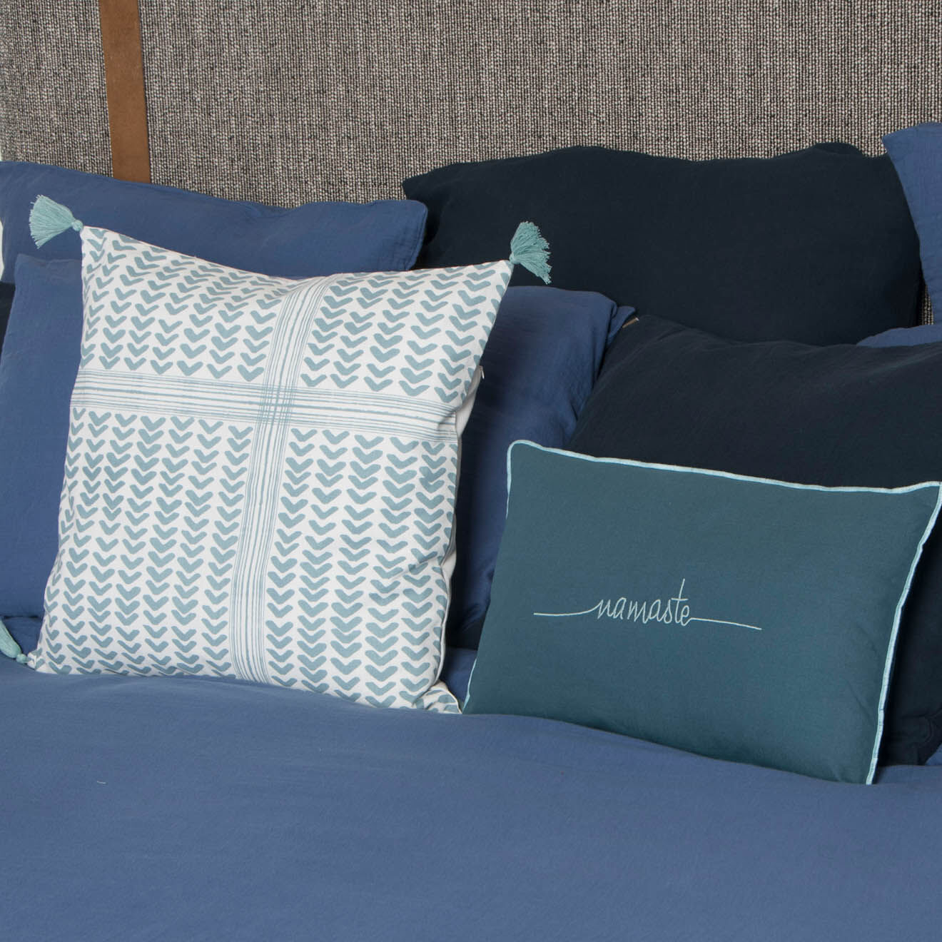 Febronie Housse de coussin Namaste bleue - 50x30 cm