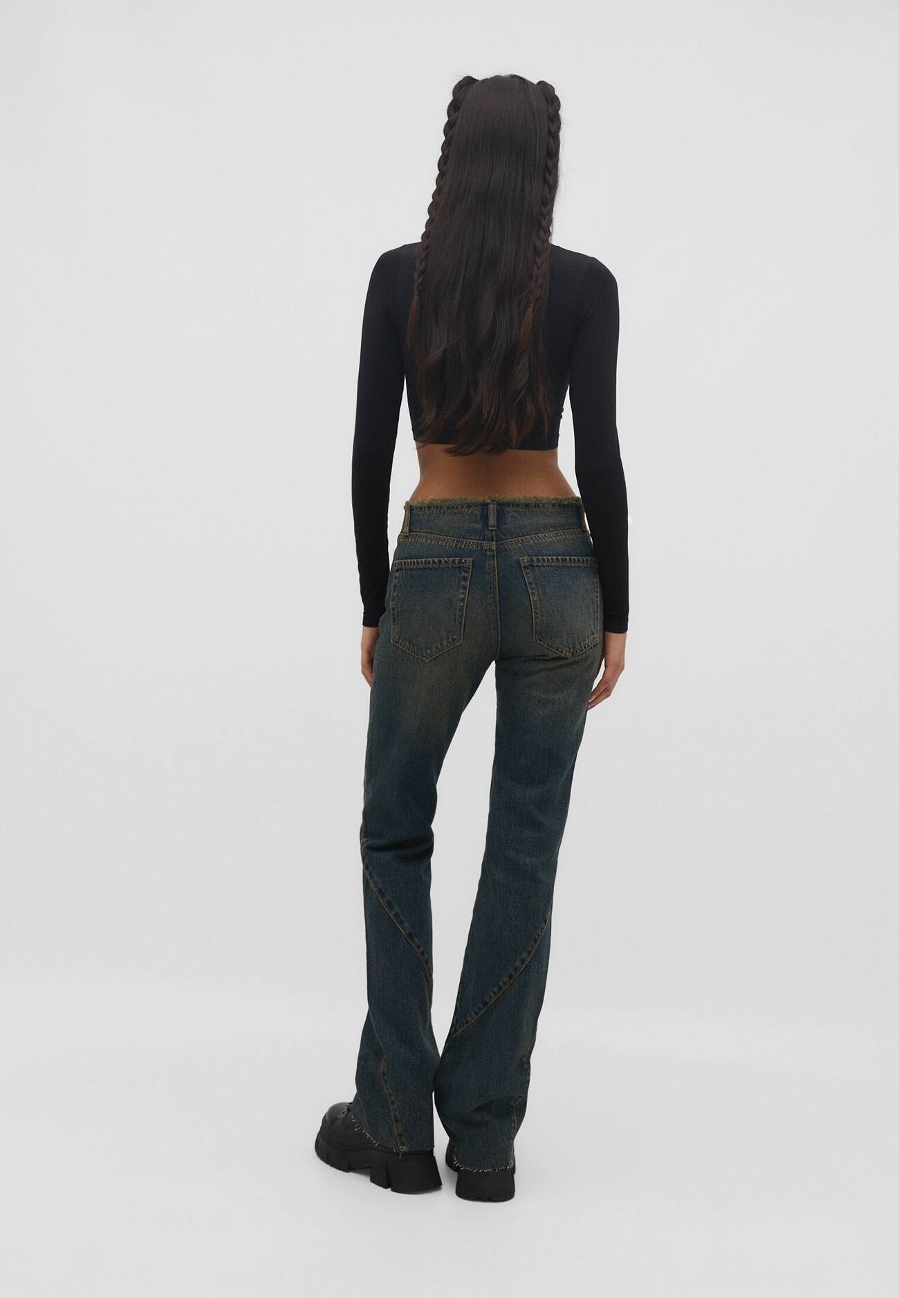 calças jeans curtas e boca de sino