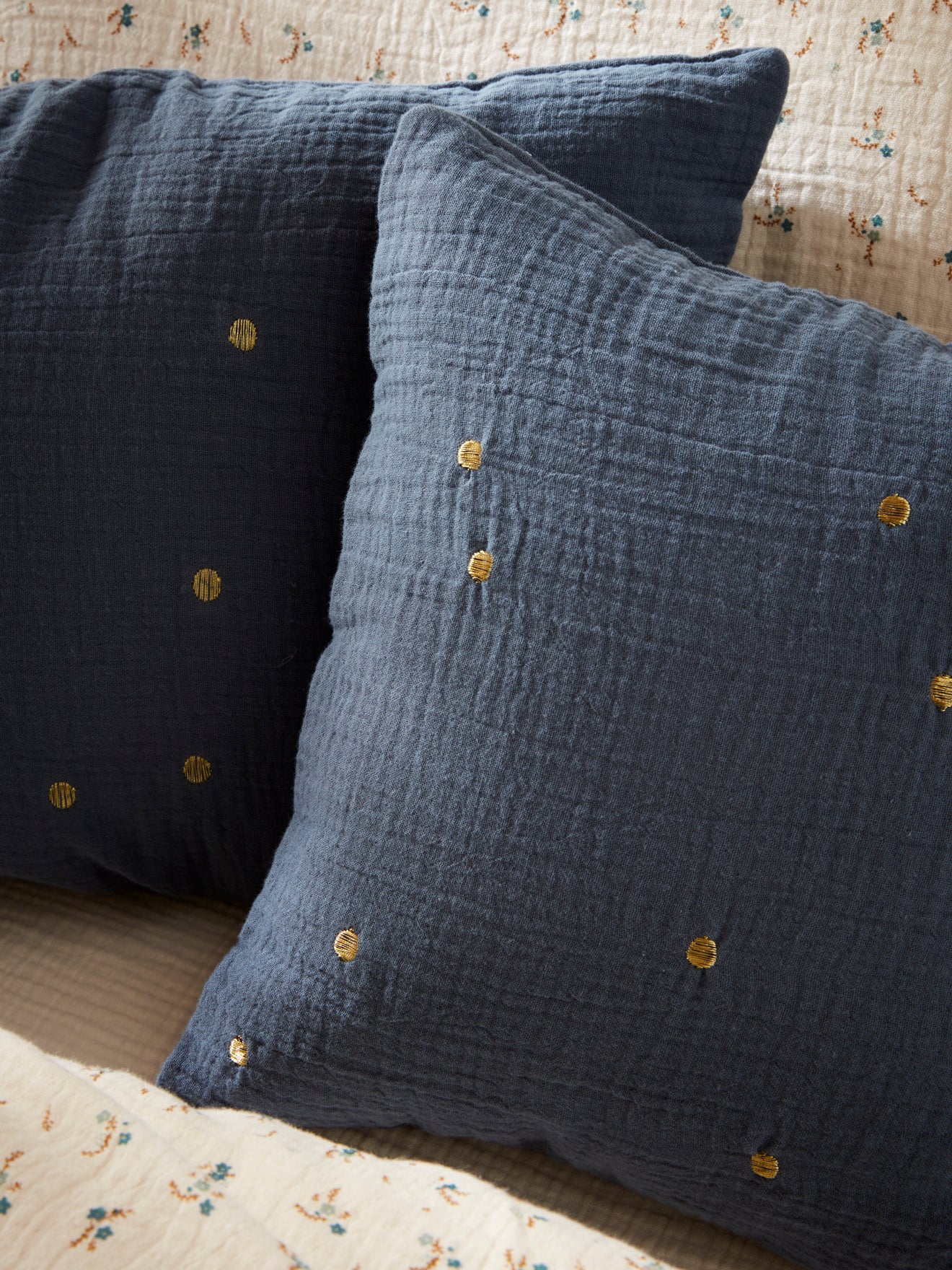 Coussin gaufré à pois brodés