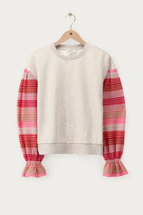 Beige sweater met roze gestreepte mouwen
