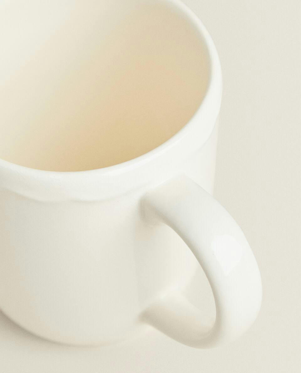 CANECA DE BARRO COM BORDA EM RELEVO