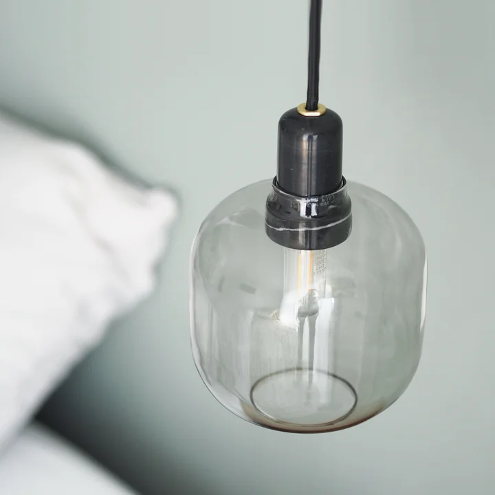 Normann Copenhagen - Amp Pendelleuchte small, Gold / grün