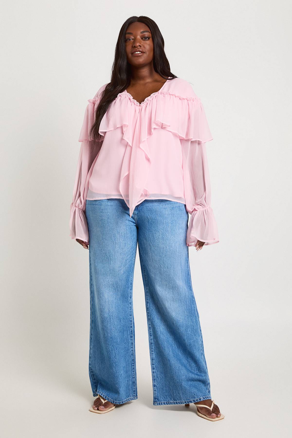 boohoo Blouse En Mousseline À Volants Devant Grande Taille