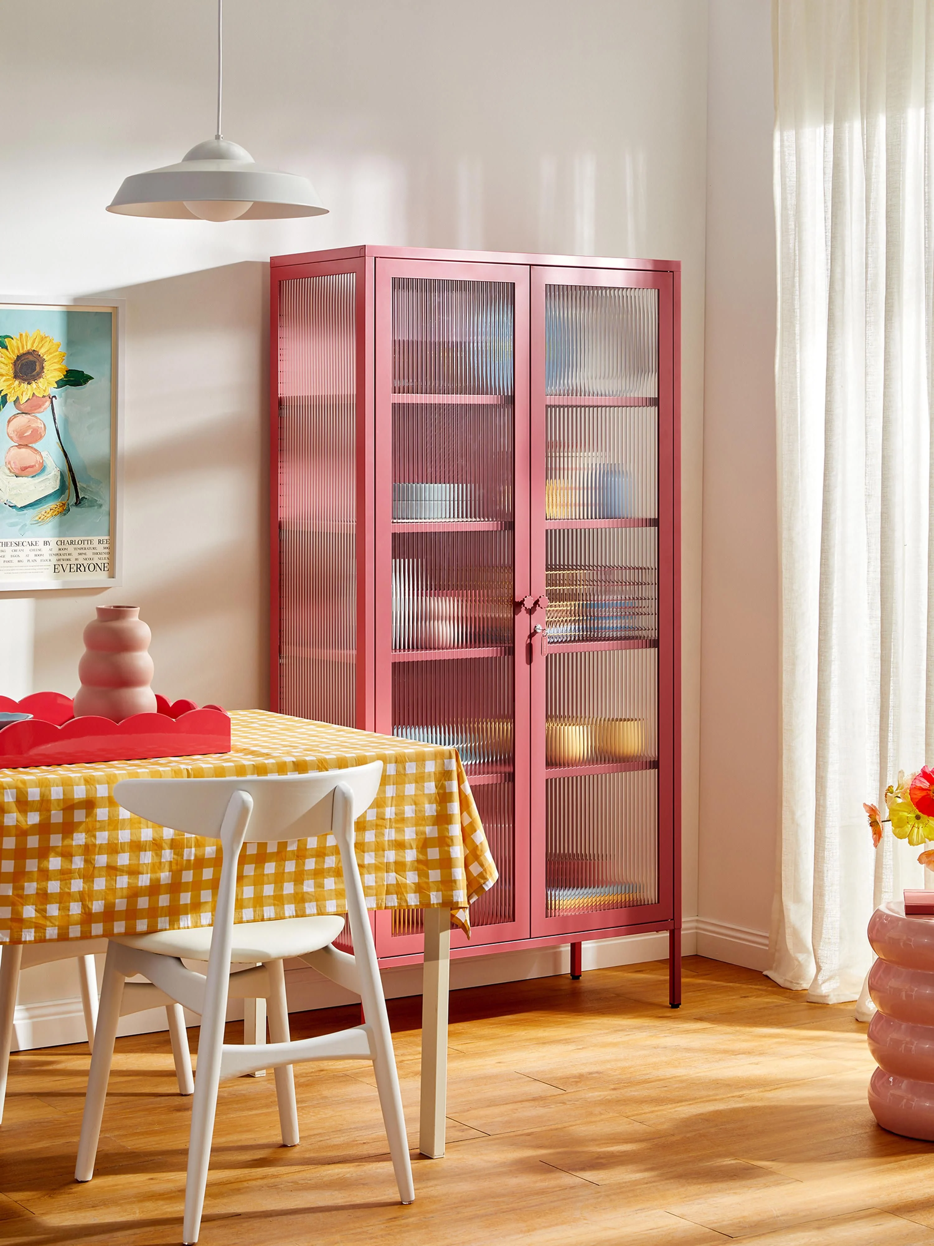 Metalen vitrinekast The Collector met geribbeld glas