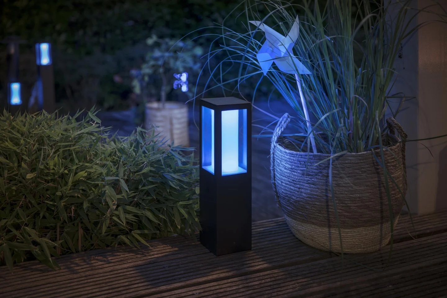 Philips Hue - Impress Pedestal 220V Outdoor - White & Color Ambiance -S