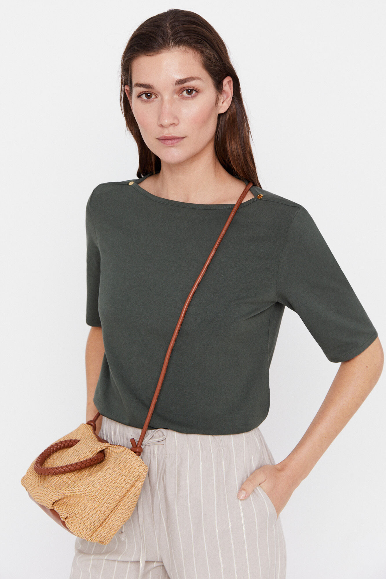 Camiseta básica com decote canoa - Cáqui