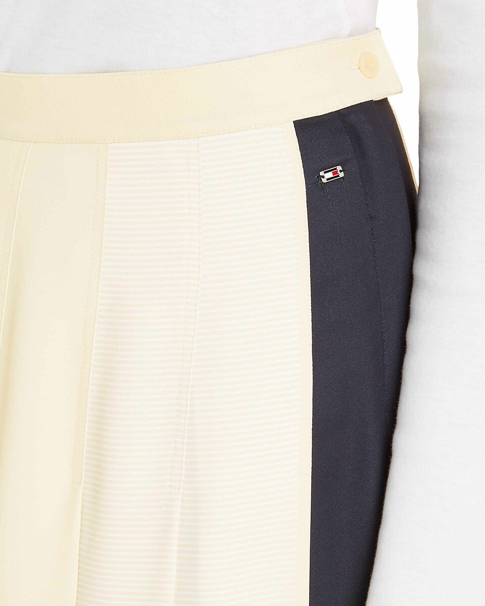 TOMMY HILFIGER<br>Saia midi listrada, evasê