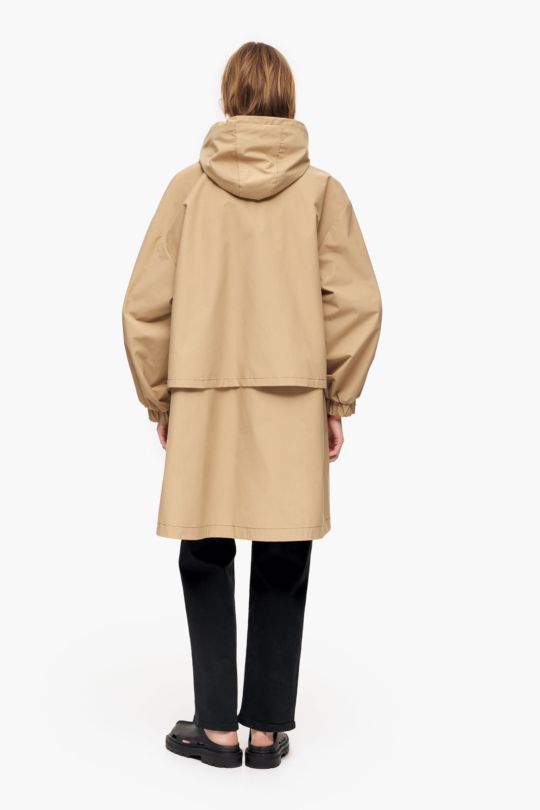 Trench coat cor camelo com boca de sino