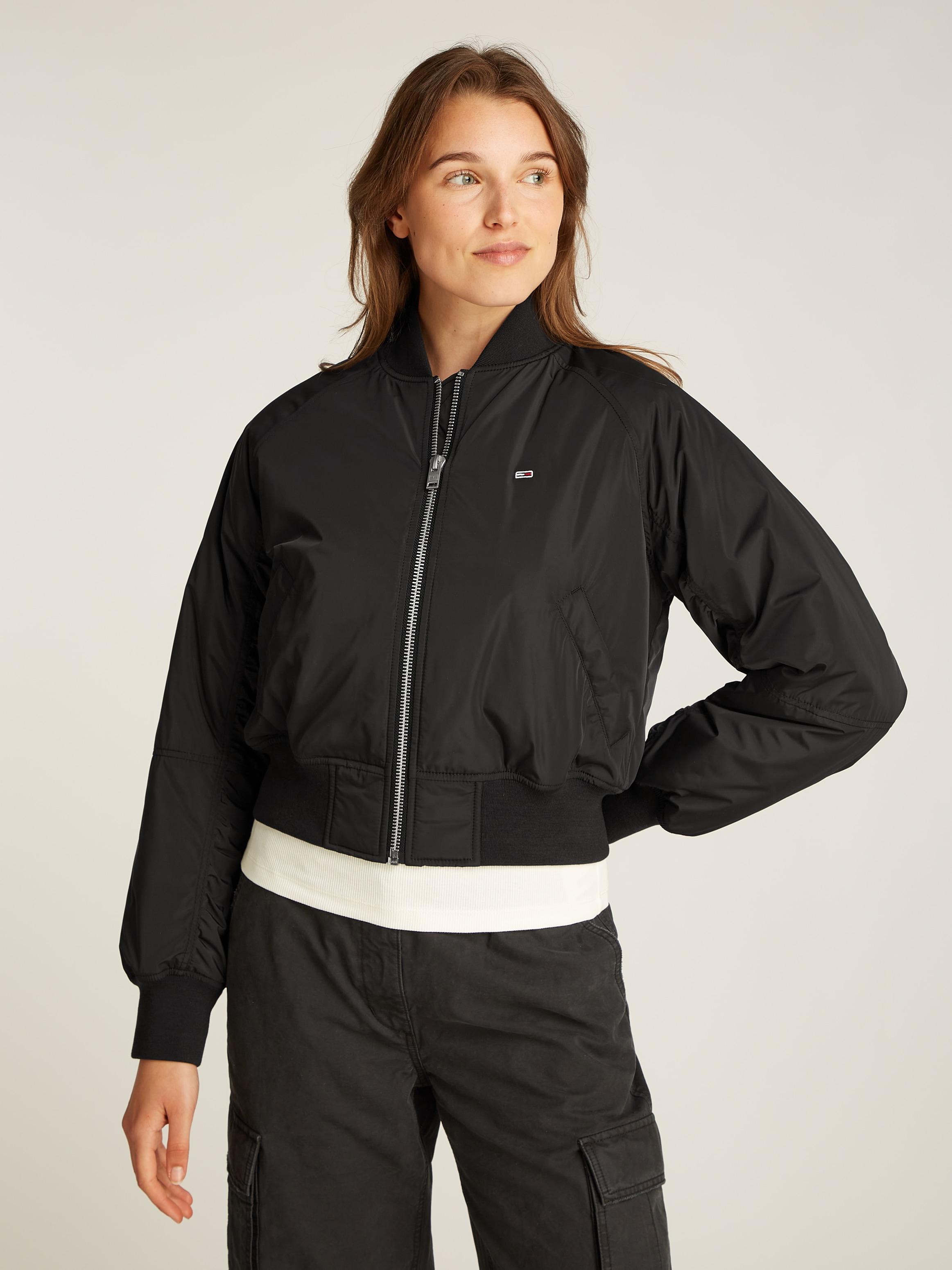 Tommy Jeans Bomberjacke mit leichter Wattierung, mit Logostickerei