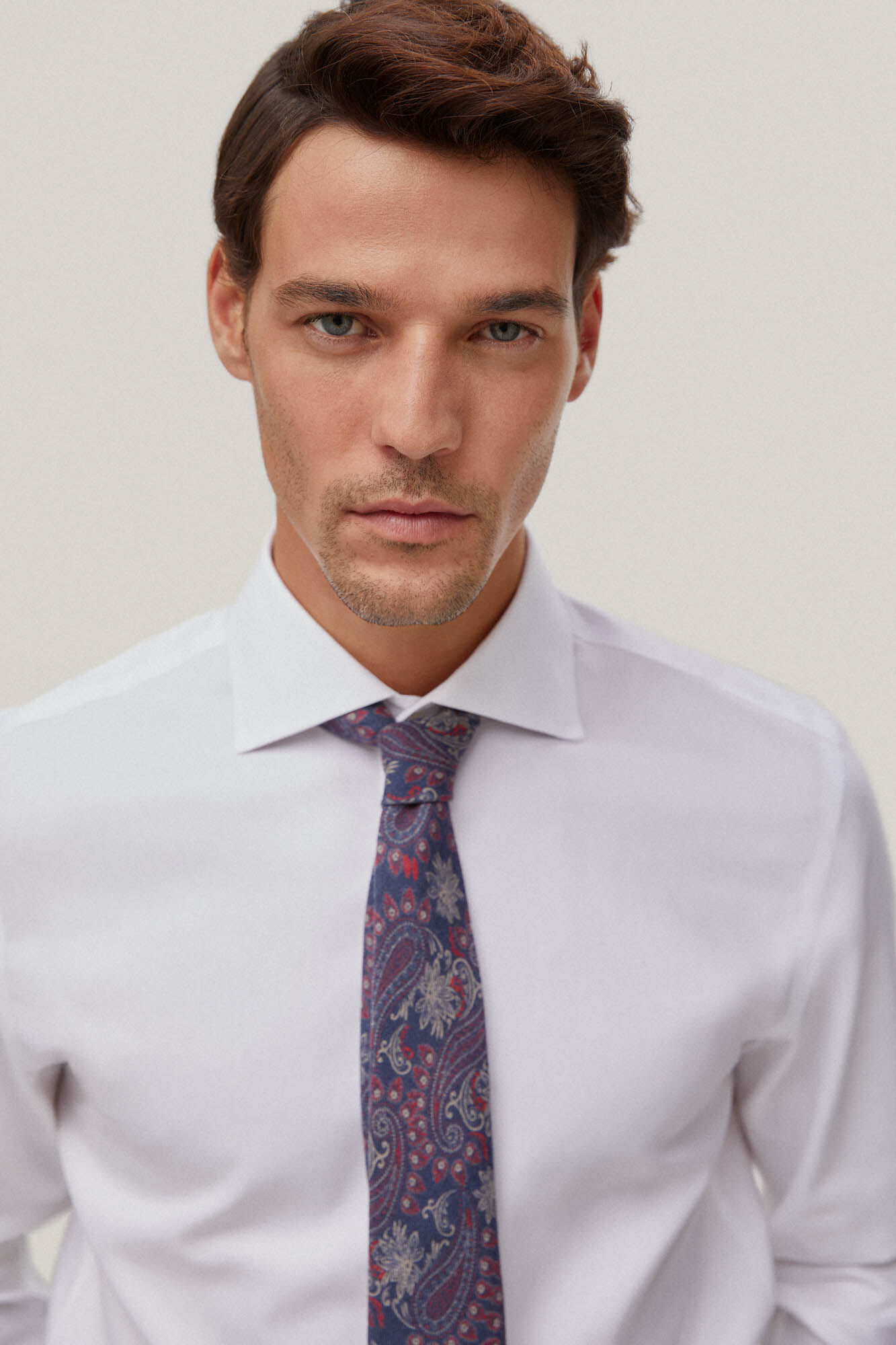 Camisa social com abotoaduras, textura lisa que não precisa passar e resistente a manchas - Branca