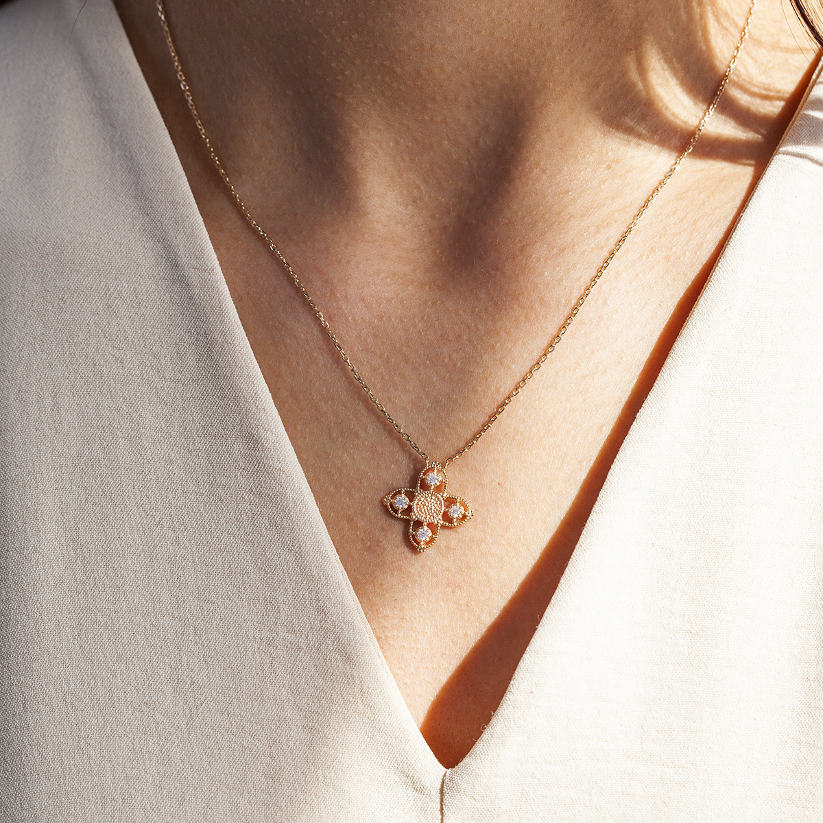 Collier plaqué or croix sertie de zirconias 45 cm