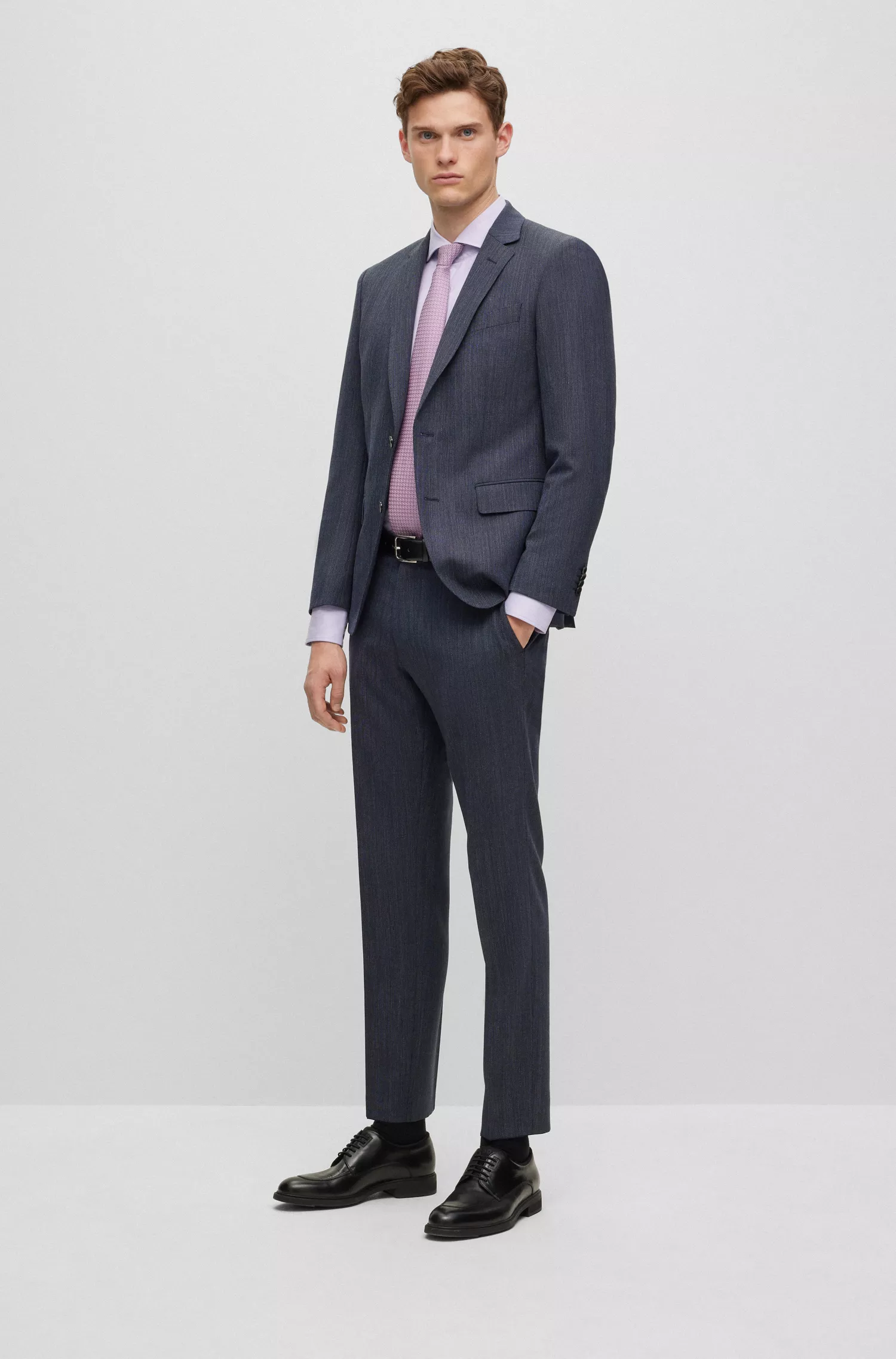 Camisa BOSS preta de corte slim, em sarja de algodão elástico de fácil passar.