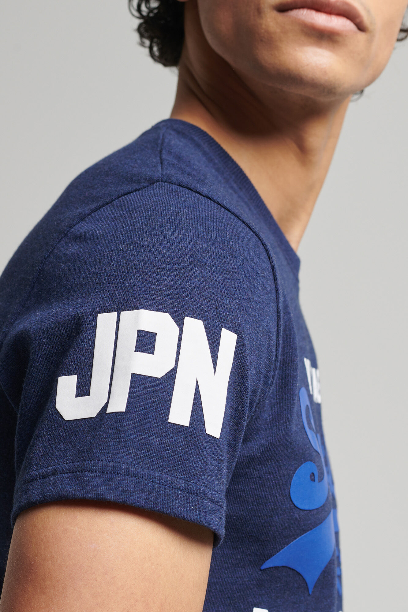 Camiseta de algodão orgânico com logo vintage - azul marinho