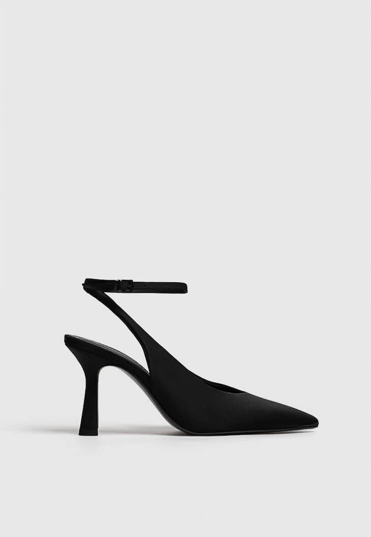 Sapatos de salto com tira no calcanhar