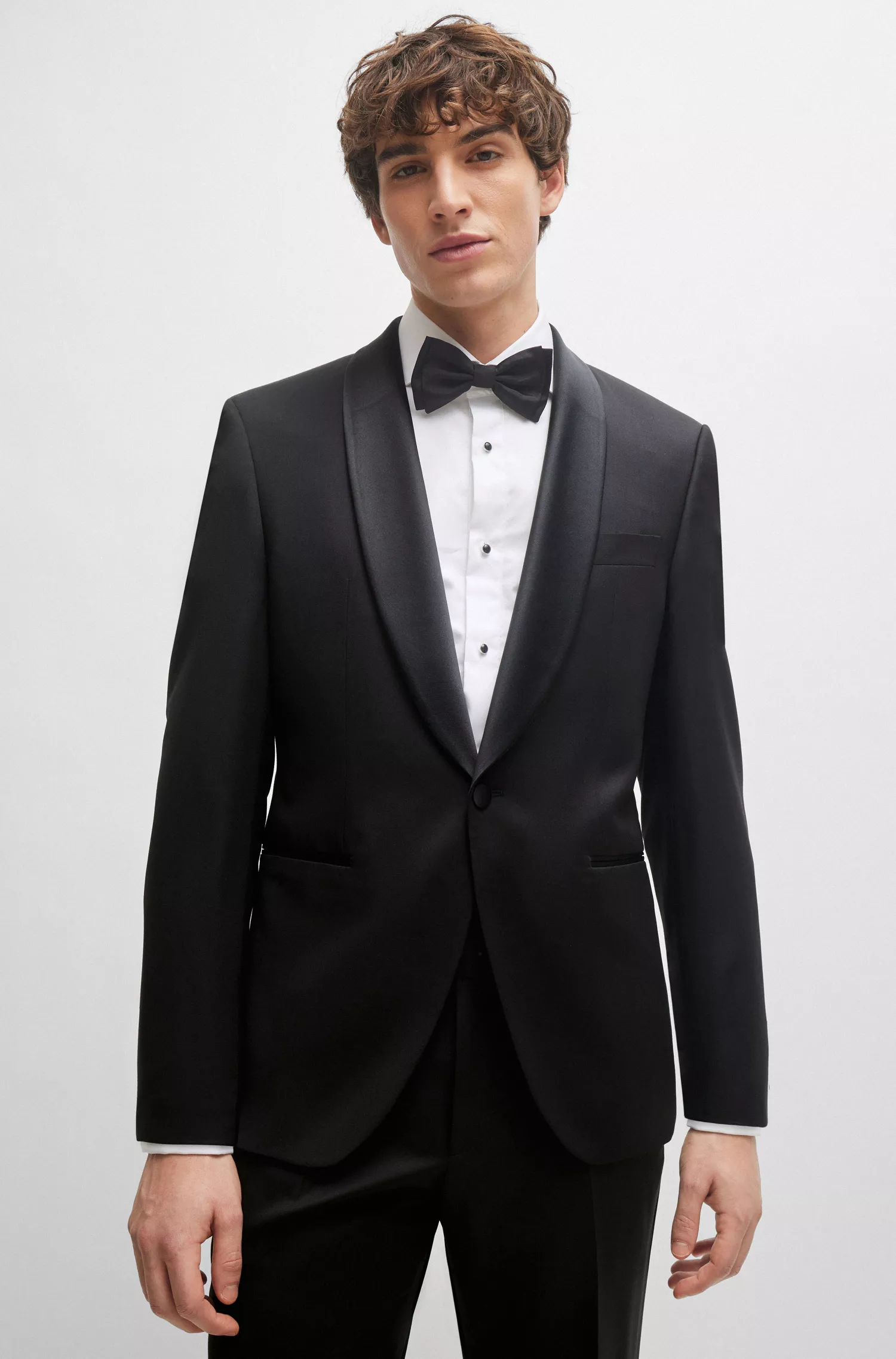 Camisa social BOSS preta, corte slim, em popeline de algodão elástico de fácil passar.