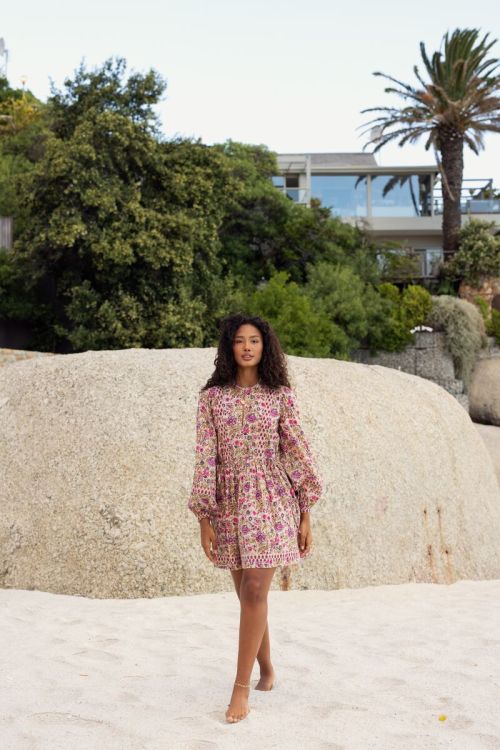Beige jurk met roze en groene bloemenprint