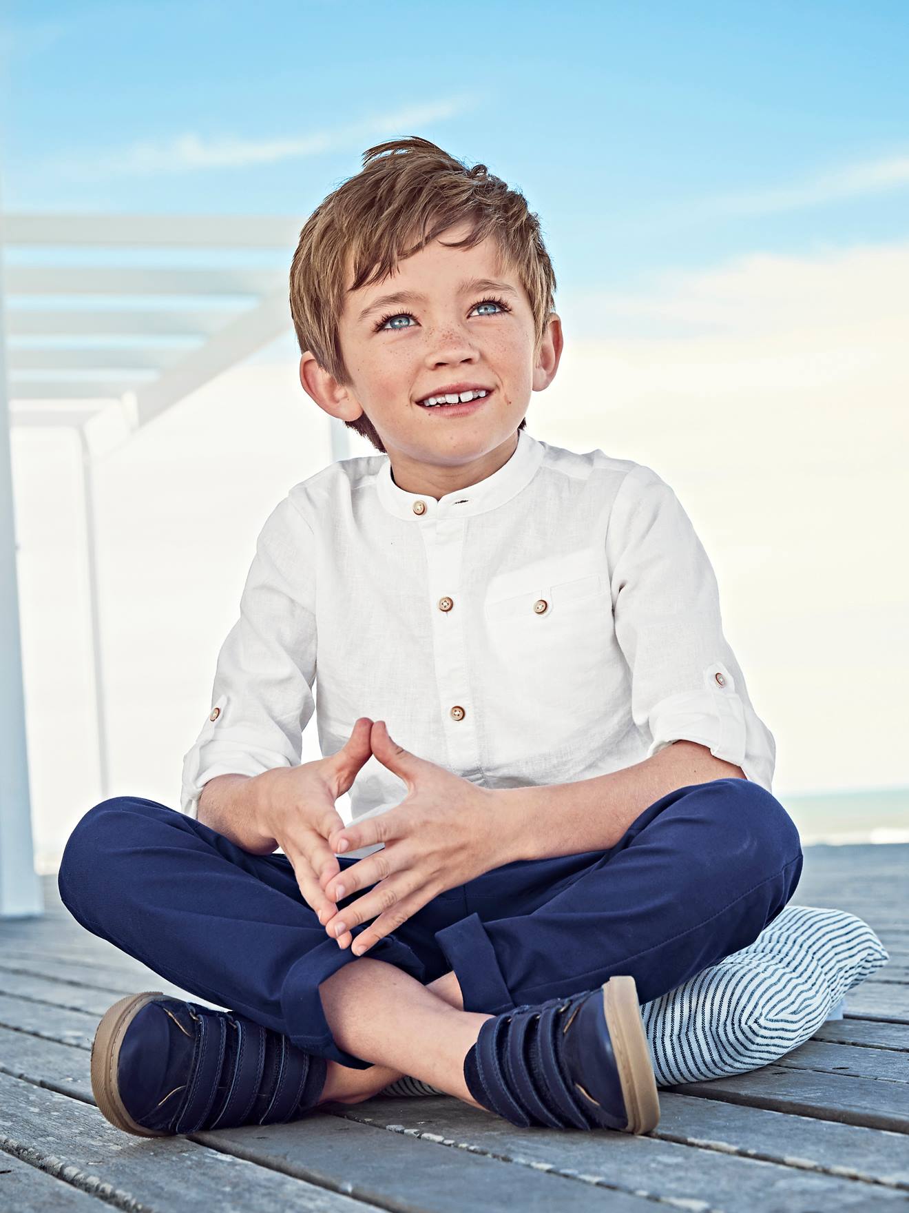 Camisa infantil de linho/algodão com gola mandarim, mangas compridas, cor azul-marinho lisa.