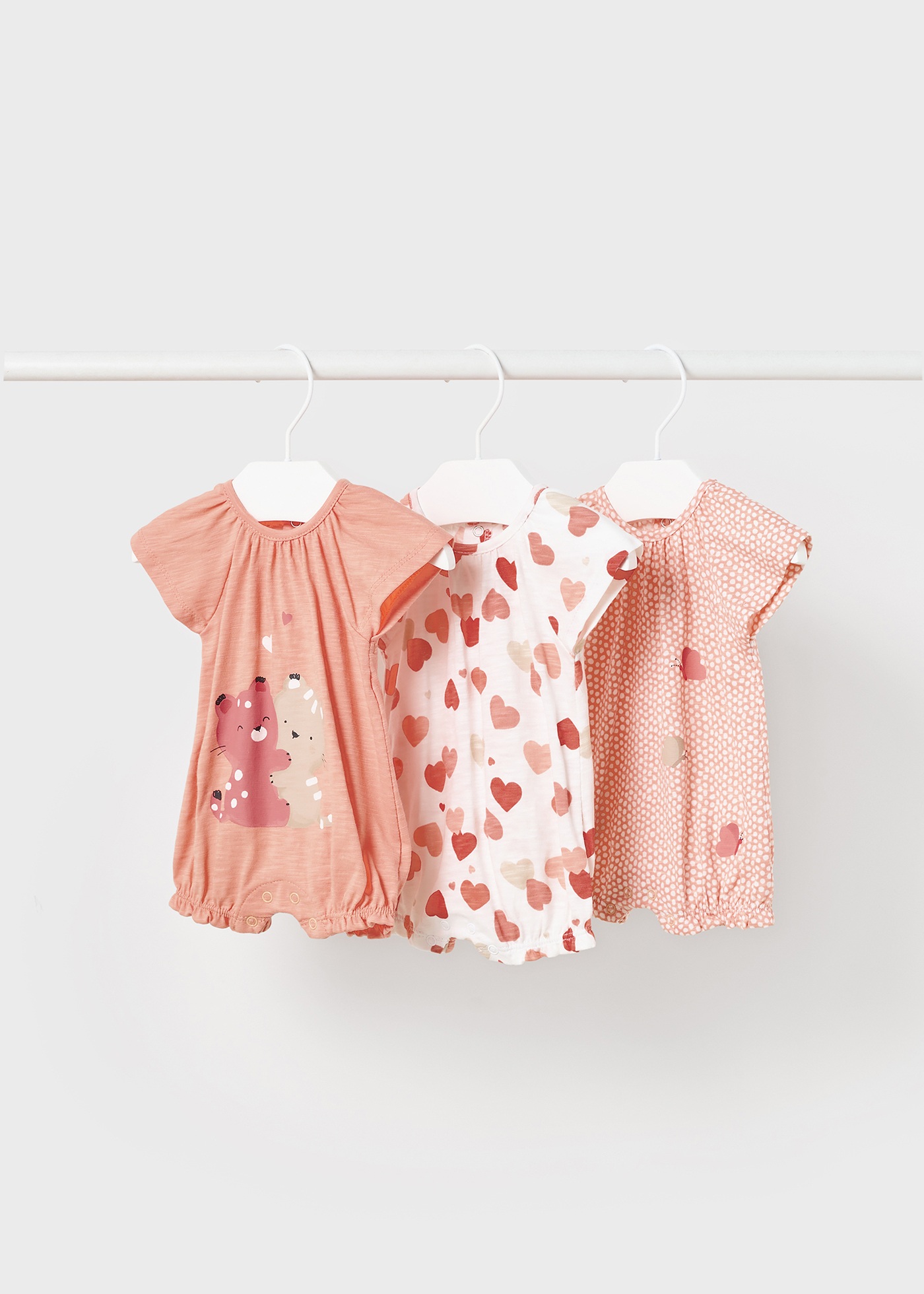 Conjunto de 3 pijamas curtos de algodão sustentável para recém-nascidos.