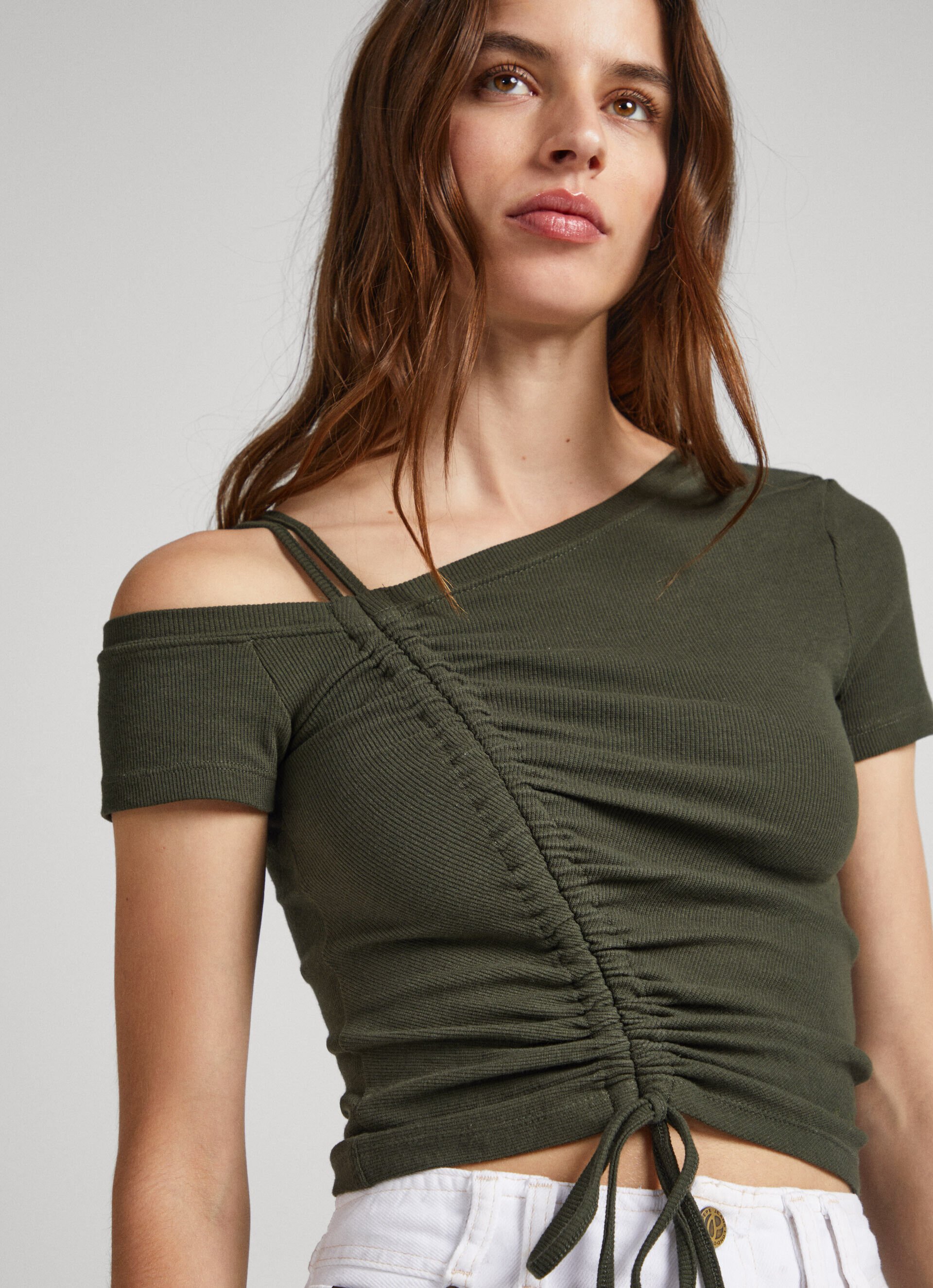 Camiseta canelada com gola assimétrica - verde-oliva