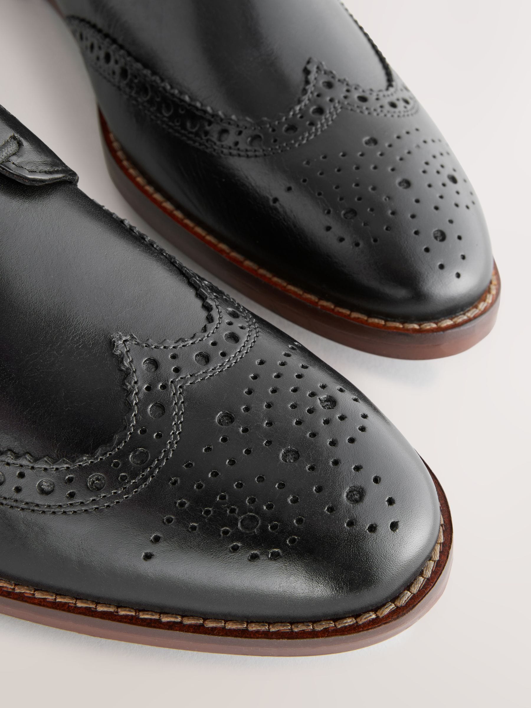 Zwart - Standaard pasvorm - Brogues van leer met contrasterende zool