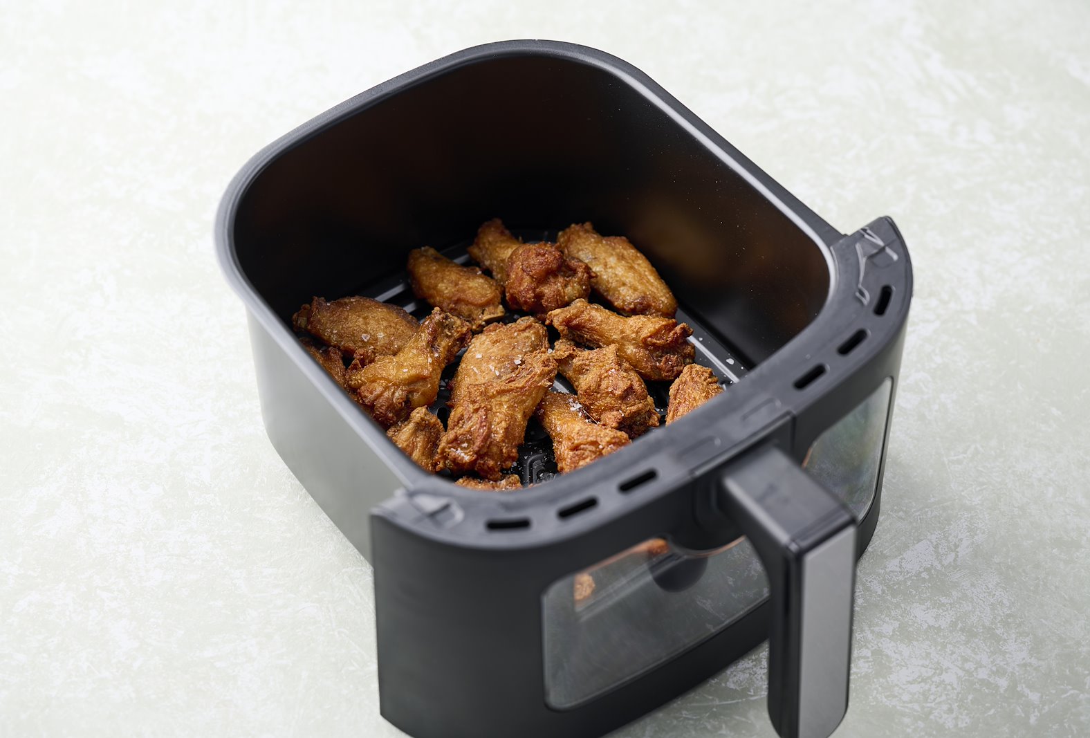 DAY Airfryer 6,5 liter, 80-200 grader justerbar temperatur. Nonstick belegg. 1500W.