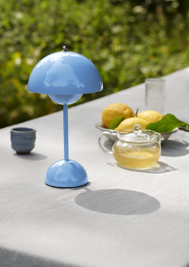 &Tradition Flowerpot Portable Lamp VP9, Magnetic Charger Swim blue