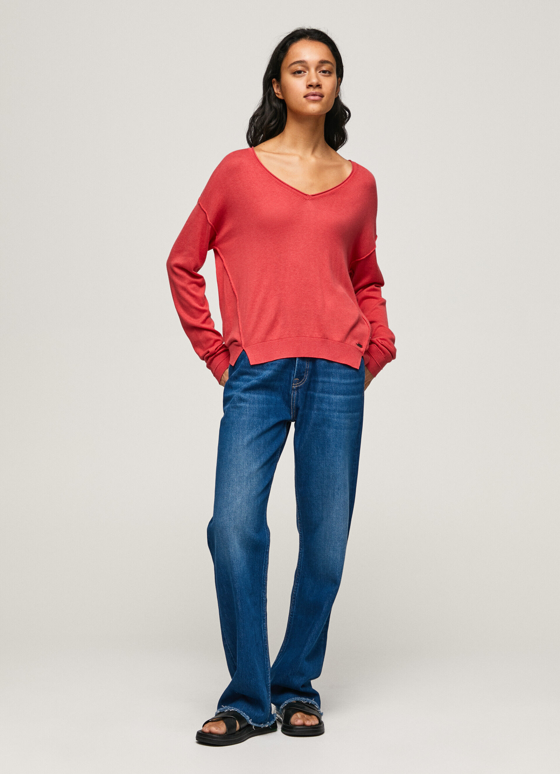 CAMISETA DE MALHA COM DECOTE EM V RELAXADO - vermelho estúdio