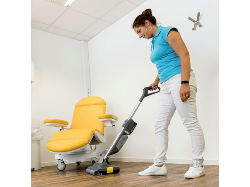 Kärcher Professional Akku-Scheuersaugmaschine BR 30/1 C Bp, Kompakte Akku-Scheuersaugmaschine für die hygienische Unterhaltsreinigung und Bodendesinfektion auf kleinen Flächen
