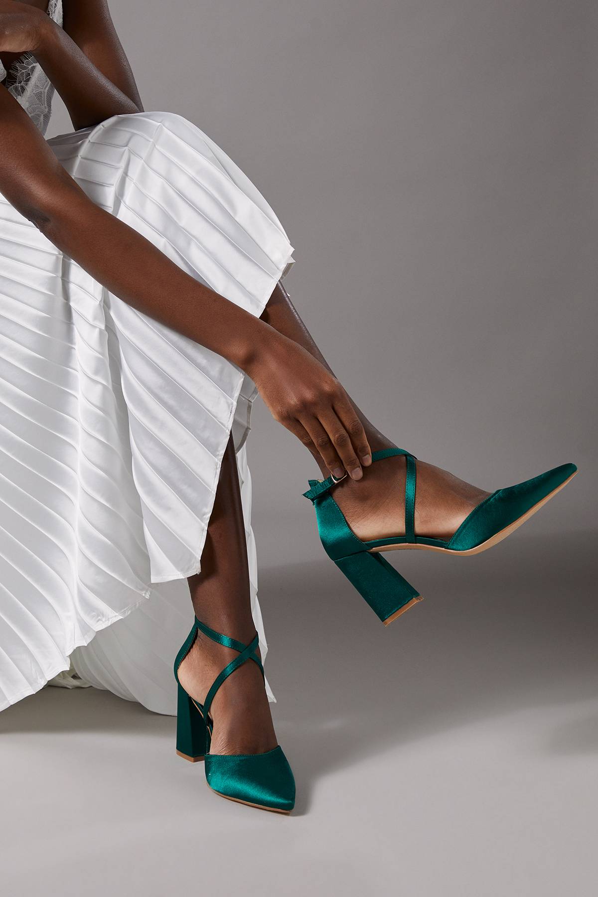 Coast Escarpins à Talon Bloc Pointus en Satin avec Brides Croisées - Coupe Large Treat